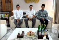 Khalilur R Abdullah Sahlawiy (tengah) bersama sejumlah tokoh saat pertemuan menjelang Muktamar Nahdlatul Ulama. Gus Lilur menegaskan pentingnya menjaga marwah NU dari pengaruh politik praktis, (Fia Rahma/Liputansatu.id).