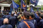 “Ini Bukan Lucu-lucuan!” NasDem Tuban Protes Keras Cover Tempo Kader Partai NasDem Tuban berkumpul membawa bendera partai saat menggelar aksi damai di depan kantor DPD untuk memprotes sampul Majalah Tempo yang menampilkan karikatur Surya Paloh