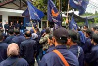 Ratusan kader Partai NasDem Tuban menggelar aksi damai di halaman kantor DPD sebagai bentuk protes terhadap sampul Majalah Tempo yang menampilkan karikatur Surya Paloh dan dinilai mencederai marwah partai, (Assayid Annazili/Liputansatu.id).