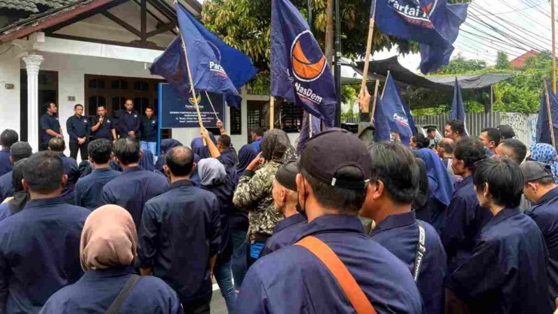 Ratusan kader Partai NasDem Tuban menggelar aksi damai di halaman kantor DPD sebagai bentuk protes terhadap sampul Majalah Tempo yang menampilkan karikatur Surya Paloh dan dinilai mencederai marwah partai, (Assayid Annazili/Liputansatu.id).