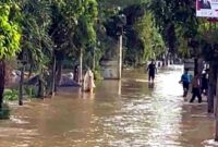 Banjir merendam jalan dan permukiman warga di Desa Sumurgung, Kecamatan Montong, Tuban, usai hujan deras dari wilayah hulu, (Assayid Annazili/Liputansatu.id).