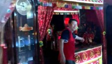 Pengelola Klenteng Kwan Sing Bio, Tio Eng Bo saat menunjukan lokasi Kimsin Dewa Kwan Kong kepada awak media, (Foto: Assa/Liputansatu.id).