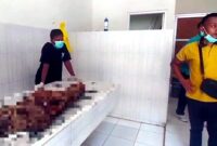 Petugas dan warga mengevakuasi jasad bocah 5 tahun yang ditemukan di Sungai Sampean Baru, Situbondo, setelah sebelumnya dilaporkan hilang, (Fia Rahma/Liputansatu.id).