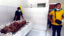 Petugas dan warga mengevakuasi jasad bocah 5 tahun yang ditemukan di Sungai Sampean Baru, Situbondo, setelah sebelumnya dilaporkan hilang, (Fia Rahma/Liputansatu.id).