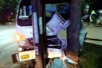 Truk KDKMP ringsek di bagian depan usai menabrak pohon di Jalan dr Wahidin Sudirohusodo Tuban dini hari, (Assayid Annazili/Liputansatu.id).