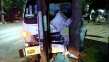 Truk KDKMP ringsek di bagian depan usai menabrak pohon di Jalan dr Wahidin Sudirohusodo Tuban dini hari, (Assayid Annazili/Liputansatu.id).