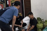 Seorang pelaku pencurian berinisial AF (30) diamankan Satreskrim Polres Tuban setelah terbukti melakukan aksi pencurian berulang di Pondok Pesantren Langitan, Widang. Polisi turut menyita sejumlah barang bukti berupa tabung LPG 3 kilogram dan barang lainnya, (Assayid Annazili/Liputansatu.id).