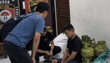 Seorang pelaku pencurian berinisial AF (30) diamankan Satreskrim Polres Tuban setelah terbukti melakukan aksi pencurian berulang di Pondok Pesantren Langitan, Widang. Polisi turut menyita sejumlah barang bukti berupa tabung LPG 3 kilogram dan barang lainnya, (Assayid Annazili/Liputansatu.id).