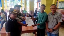 Perwakilan warga Desa Menyunyur menyerahkan dokumen tuntutan kepada pihak terkait di balai desa terkait kerusakan jalan akibat aktivitas truk pengangkut urukan KDMP di Kecamatan Grabakan, Tuban, (Assayid Annazili/Liputansatu.id).