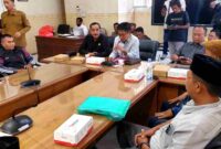 Suasana Rapat Dengar Pendapat (RDP) Komisi IV DPRD Situbondo yang membahas polemik rekrutmen relawan SPPG Besuki 005, menghadirkan perwakilan dinas, yayasan, serta relawan di ruang rapat, (Fia Rahma/Liputansatu.id).