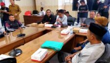 Suasana Rapat Dengar Pendapat (RDP) Komisi IV DPRD Situbondo yang membahas polemik rekrutmen relawan SPPG Besuki 005, menghadirkan perwakilan dinas, yayasan, serta relawan di ruang rapat, (Fia Rahma/Liputansatu.id).