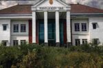 Anggaran Capai Rp 13 Miliar, Gedung Baru PN Tuban Tak Kunjung Difungsikan Bangunan Pengadilan Negeri Tuban yang belum digunakan dengan halaman dipenuhi rumput liar dan kondisi belum selesai sepenuhnya
