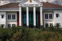 Kondisi gedung baru Pengadilan Negeri Tuban yang belum difungsikan meski telah rampung sejak 2021. Area sekitar terlihat dipenuhi semak liar dan fasilitas belum sepenuhnya siap digunakan, (Assayid Annazili/Liputansatu.id).