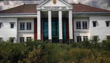 Kondisi gedung baru Pengadilan Negeri Tuban yang belum difungsikan meski telah rampung sejak 2021. Area sekitar terlihat dipenuhi semak liar dan fasilitas belum sepenuhnya siap digunakan, (Assayid Annazili/Liputansatu.id).