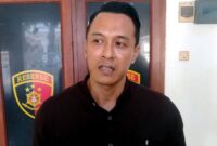 Nang Engki Anom Suseno memberikan keterangan kepada awak media terkait perkembangan pemeriksaan saksi dalam kasus dugaan percobaan pencurian patung Dewa Kwan Kong di Kelenteng Kwan Sing Bio Tuban, (Assayid Annazili/Liputansatu.id).