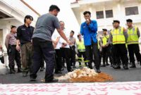 Sejumlah mahasiswa PMII melakukan aksi simbolik penanaman pohon saat demonstrasi peringatan Hari Bumi di depan Kantor Pemkab Tuban, Rabu (22/4/2026). Aksi ini sebagai bentuk protes terhadap maraknya tambang ilegal yang dinilai merusak lingkungan dan membahayakan masyarakat, (Assayid Annazili/Liputansatu.id).