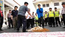Sejumlah mahasiswa PMII melakukan aksi simbolik penanaman pohon saat demonstrasi peringatan Hari Bumi di depan Kantor Pemkab Tuban, Rabu (22/4/2026). Aksi ini sebagai bentuk protes terhadap maraknya tambang ilegal yang dinilai merusak lingkungan dan membahayakan masyarakat, (Assayid Annazili/Liputansatu.id).