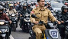 ASN mengendarai sepeda listrik di tengah kepadatan lalu lintas jalan raya, mencerminkan implementasi kebijakan Jumat tanpa kendaraan bermotor di Tuban, (Ilustrasi/Liputansatu.id).