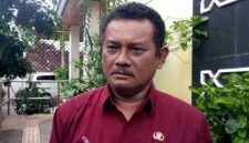 Kepala Dinsos P3A PMD Tuban, Sugeng Purnomo, memberikan keterangan terkait penanganan kasus perundungan anak di lingkungan sekolah, (Assayid Annazili/Liputansatu.id).