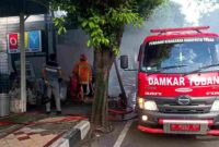 Petugas Damkar berjibaku memadamkan kebakaran toko parfum di Kelurahan Latsari, Kabupaten Tuban, Kamis (23/4/2026) sore. Api diduga berasal dari korek saat pekerja hendak merokok, lalu menyambar bahan parfum berbasis alkohol, (Assayid Annazili/Liputansatu.id).