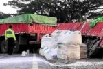 Truk Mogok dan Terperosok, Jalur Pantura Tuban–Surabaya Lumpuh Total hingga 25 Kilometer Truk tronton terperosok di jalur Pantura Tuban Surabaya menyebabkan kemacetan panjang hingga 25 kilometer
