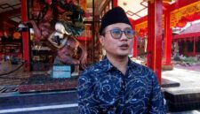 Ketua Komisi II DPRD Tuban, Fahmi Fikroni, saat memberikan keterangan terkait polemik penggembokan akses masuk TITD Kwan Sing Bio Tuban jelang pelaksanaan Kirab Kimsin 2026, (Assayid Annazili/Liputansatu.id).