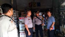 Polisi saat melakukan olah TKP kebakaran Toko OXXY Parfum Aksesoris dan Kosmetik di Jalan Sunan Kalijaga, Kelurahan Latsari, Tuban, terkait dugaan pelanggaran penyimpanan bahan B3, (Aji Swasto/Liputansatu.id).