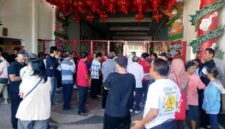 Sejumlah umat dan pengunjung berkumpul di area gerbang utama TITD Kwan Sing Bio Tuban yang sempat digembok saat kunjungan kerja Komisi II DPRD Tuban terkait persiapan Kirab Kimsin 2026, Jumat (24/04/2026), (Assayid Annazili/Liputansatu.id).