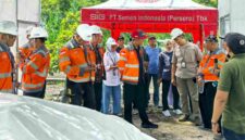 Karyawan PT Semen Indonesia (Persero) Tbk Pabrik Tuban mengikuti pelatihan budidaya melon sistem greenhouse di Ecopark Kambangsemi sebagai bekal aktivitas produktif menjelang masa pensiun, (Assayid Annazili/Liputansatu.id).