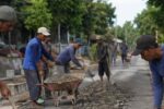 Julukan “Bugiman” Ramai di Medsos, Anggaran Taman dan Jalan Rusak di Tuban Jadi Sorotan Warga Desa Grabagan Tuban memperbaiki jalan rusak secara swadaya