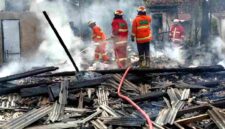 Petugas pemadam kebakaran berjibaku memadamkan api yang melanda tiga rumah warga di Kampung Sukorejo Utara, Desa Sumberejo, Kecamatan Banyuputih, Situbondo, Senin (27/04/2026) pagi, (Fia Rahma/Liputansatu.id).