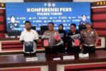Empat Pemuda Ditetapkan Tersangka Kasus Pengeroyokan di Kenduruan Tuban konferensi pers Polres Tuban ungkap kasus pengeroyokan Kenduruan dengan barang bukti pakaian pelaku
