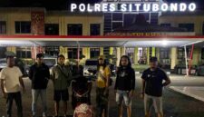 Tim Resmob Satreskrim Polres Situbondo menunjukkan pelaku beserta barang bukti sepeda motor Honda PCX hasil penggelapan bermodus kenalan melalui TikTok, (Assayid Annazili/Liputansatu.id).