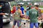 Elf Rombongan Takziah Masuk Sawah di Kenduruan Tuban, 1 Penumpang Tewas Proses evakuasi korban kecelakaan lalu lintas tunggal mobil Elf di kawasan persawahan Desa Sidohasri, Kenduruan, Tuban oleh petugas dan warga