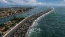 Ilustrasi proyek Giant Sea Wall di kawasan pesisir Pantura Jawa yang menuai pro dan kontra terkait dampak terhadap ekosistem laut dan kehidupan nelayan tradisional, (Ilustrasi/Liputansatu.id).