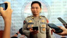 Kasi Humas Polres Tuban IPTU Siswanto memberikan keterangan kepada awak media terkait polemik izin kirab Kimsin di Kabupaten Tuban, (Assayid Annazili/Liputansatu.id).