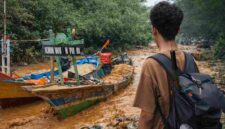 Kondisi sungai wilayah Jenu, Tuban yang keruh dan dipenuhi endapan lumpur akibat dugaan limbah cucian pasir kuarsa, (Assayid Annazili/Liputansatu.id).