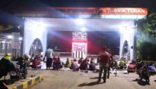Bertahun-tahun bekerja tanpa kepastian, eks pekerja memilih bertahan di gerbang pabrik, (Assayid/Liputansatu.id).