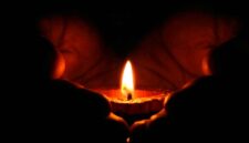 Pencahayaan hanya dari lilin, karena listrik di sejumlah wilayah mengalami pemadaman serentak, (ist).