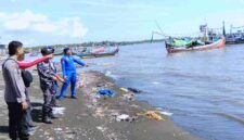 Petugas dari Satpol air saat melakukan evakuasi di pantai wilayah perairan Agel Situbondo, (Fia/Liputansatu.id).