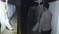 Aparat kepolisian Polsek Semanding saat melakukan olah TKP aksi pencurian blower KDMP di wilayah Prunggahan Wetan, (Ist).