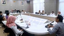 Situasi di ruang Komisi II DPRD Tuban mendadak tegang, lantaran dari PT Icon Plus tidak mengirim petugas yang bisa memberikan keputusan, (Assayid/Liputansatu.id).