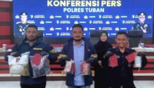 Kasat Reskim Polres Tuban, AKP Bobby Wirawan Wicaksono Elsam didampingi Kanit Tipidum dan Kasi Humas Polres Tuban saat menunjukkan barang bukti uang palsu di hadapan awak media, (Assayid/Liputansatu.id).