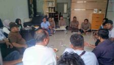 Puluhan warga saat menggeruduk kantor pemasaran Ahsana Property di Ruko Merak, Desa Bogorejo, Kecamatan Merakurak, (Assayid/Liputansatu.id).