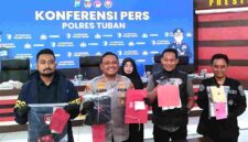 Kapolres Tuban, AKBP Alaiddin didampingi Kasat Resnarkoba, AKP Harjo (kiri), Kasi Humas Iptu Siswanto (paling kiri) dan Kasat Reskrim, AKP Bobby Wirawan (kanan) saat konferensi pers di Mapolres setempat, (Assayid/Liputansatu.id).