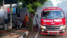 Petugas pemadam kebakaran berupaya memadamkan api yang melalap Toko Parfum Oxxy di Kabupaten Tuban, insiden yang kini diselesaikan melalui jalur mediasi antara pemilik usaha dan korban, (Aji Swasto/Liputansatu.id).