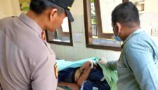 Kapolsek Bancar, Iptu Dwi Purwoko bersama tim medis Puskesmas Bulu saat melihat kondisi korban, (Ist).