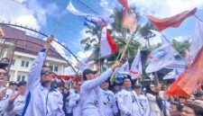 Bupati Tuban, Aditya Halindra Faridzky saat mengangkat bendera FSPMI bersama para buruh di depan kantor Pemkab Tuban, (Assayid/Liputansatu.id).