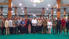 Bupati Situbondo, Yusuf Rio Wahyu Prayogo bersama Forkopimda dan aktivis buruh saat melaksanakan aksi dialog di Pendopo Rakyat, (Fia/Liputansatu.id).