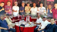 Sejumlah tokoh dan perwakilan pengelola serta panitia Kirab Kimsin saat berkumpul dalam suasana pertemuan di Klenteng Kwan Sing Bio Tuban, (Assayid Annazili/Liputansatu.id).